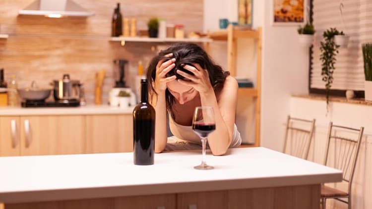 How to Tell If Your 'Hanxiety' (Hangover Anxiety) Could Be A Problem?