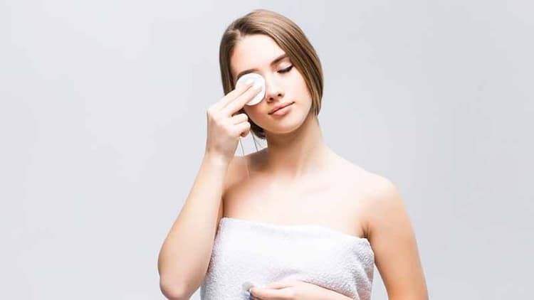 Easily Remove Your Makeup (Even When You're Feeling Lazy)