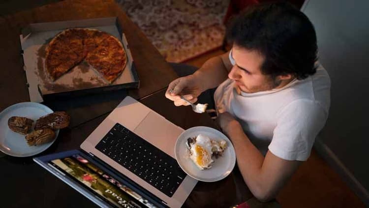 Does Eating After Sunset Lead To Weight Gain?