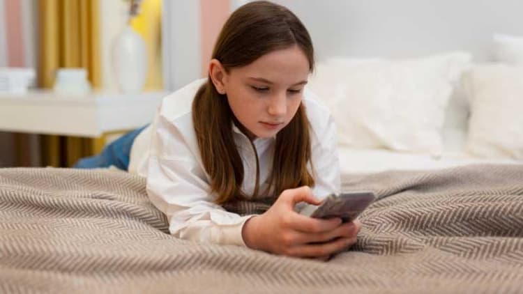 What Your Phone Is Doing To Your Brain? (That You Don’t Even Notice)