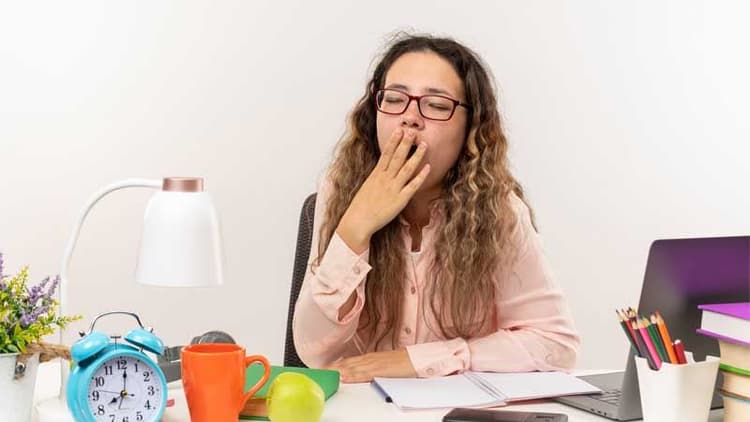 Doing These Things At The Desk Is Making You Feel Tired