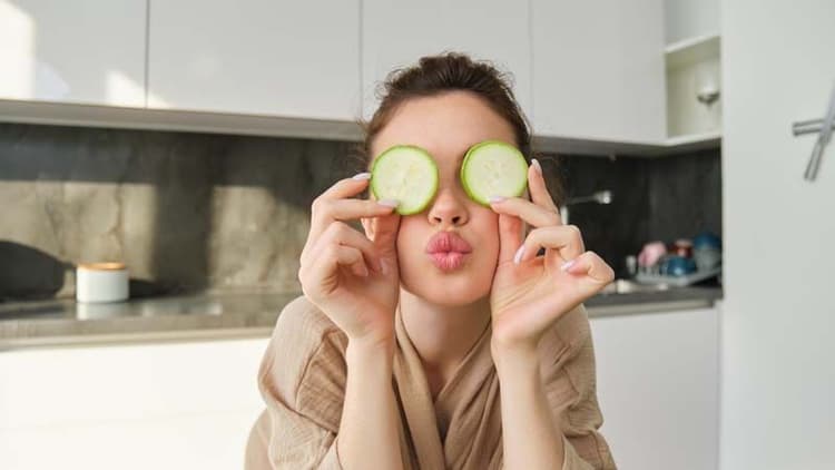 9 Foods That Help Reduce Dark Circles And Brighten Under-Eye Skin
